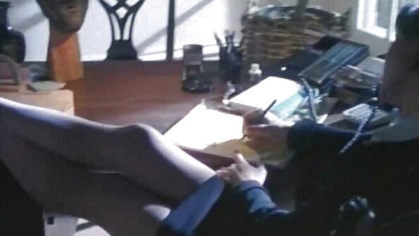 A nympho sing wis dibusak sandhangané nyebar dheweke pus nalika