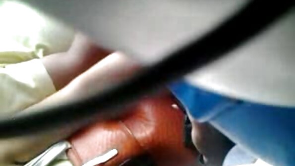 A cah anom karo ireng rambute iki njupuk akèh cum ing dheweke tutuk