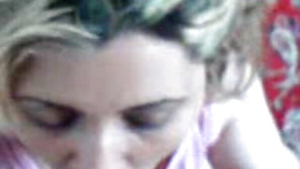 Asu Anna de Ville bakal diduweni dening telu wong lanang ing gangbang saru