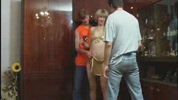 Brunette ing kamar hotel njupuk numpes dening dheweke pacar