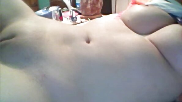 A bayek karo tan garis iki njupuk dheweke sikil sudhut mbukak kanggo nampa silit jinis