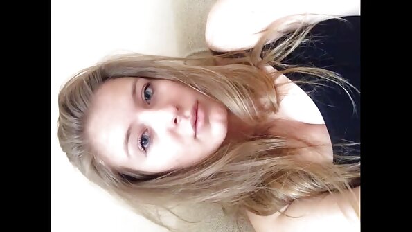 A porn bokong gedhe njupuk sawetara mani ing dheweke bokong lan dheweke rubs iku