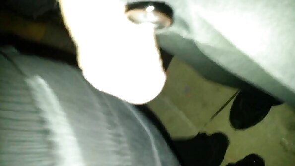 A bimbo karo sawetara gedhe palsu susu wis penetrated ing sofa