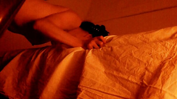 A cah ayu ireng sing tresna jago putih lungguh ing siji nalika ing amben