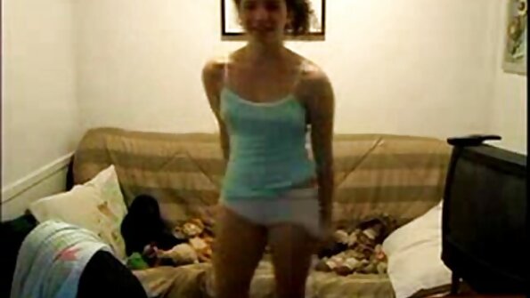 A brunette karo pigtails njupuk kontol ing dheweke ceking sethitik awak