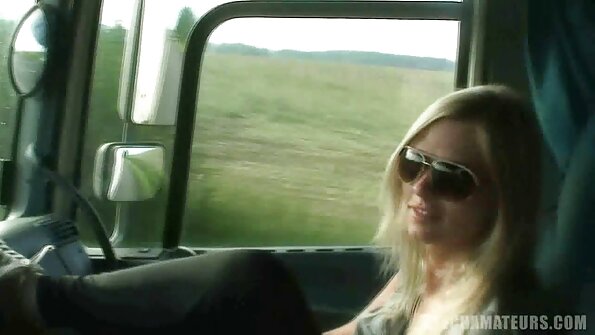 A Lady apik banget sing wis becik sedhep susu njupuk ngambong lan didilat