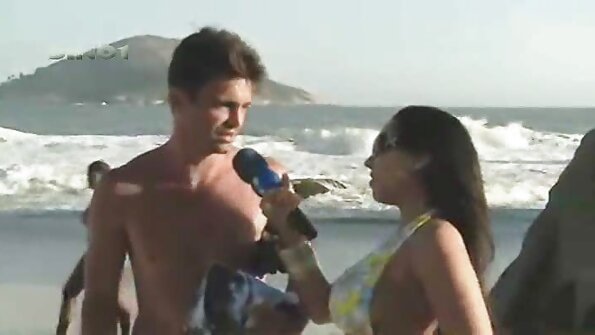 A seksi pirang karo gedhe susu wis massaging dheweke udan pus lambé