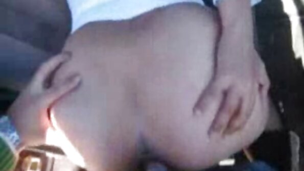 Wong wadon tato kanthi awak sing mantep ditumbuk karo kekasihe