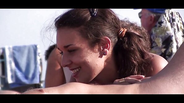 Brunette moans dadi banter nalika lesbian gendakan licks dheweke bokong