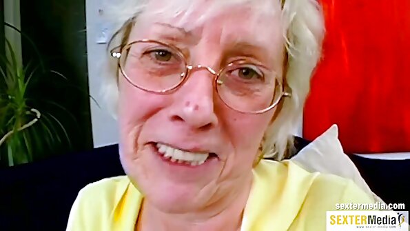 Brunette karo cilik susu masturbates dening blumbang ing seger online