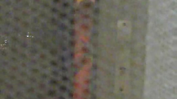 Cah ayu karo rambute peteng weruh anyar jinis-mesin lan mutusaké kanggo nyoba iku