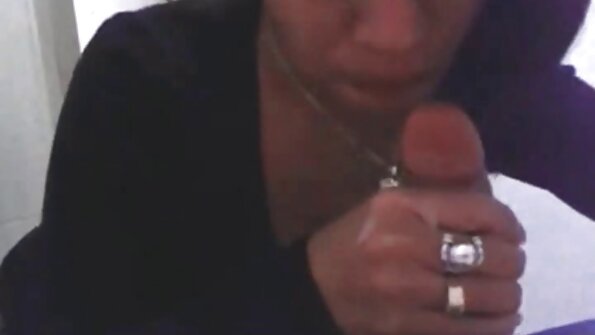 A amba bokong milf karo panas gedhe susu ing dheweke bali ing amben