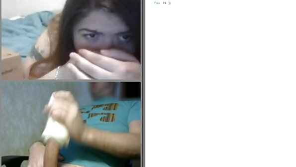 A cah ayu iku solo ing ngarepe kamera minangka dheweke iki muter karo dheweke cunt lambé