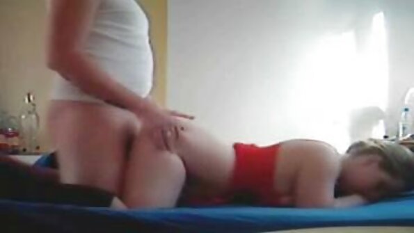 A cah ayu sing ing dheweke kaose sikil karo sawetara wong, kurang ajar