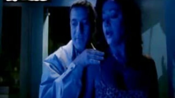 A bab panas njupuk pijet saka dheweke pacar ing sofa