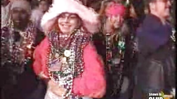 A boss brunette seksi nemu dheweke boss lan klien kanggo jancok dheweke