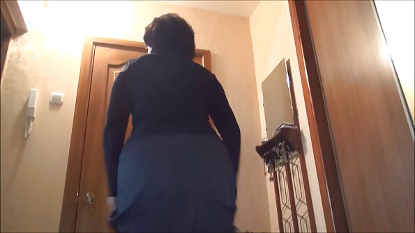 A girl solo ing dheweke bali lan dheweke muter karo dheweke pus