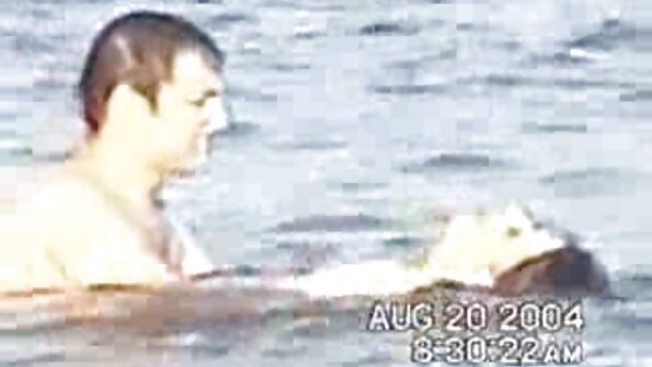 A putri nggumunke punika kurang ajar wong dening tali ing sofa