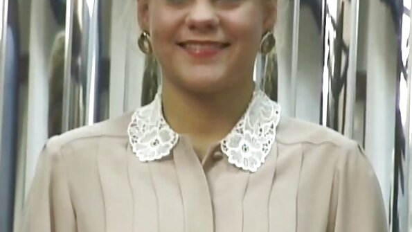 A brunette Latina karo tato ing awak wis penetrated ing dheweke amben