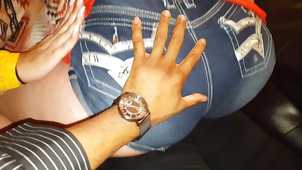 A brunette karo gedhe susu iki njupuk lan ing dheweke pasuryan dina