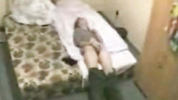 Nengsemake brunette teen perlu sawetara apik dicking