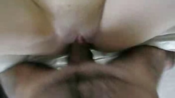 A cah wadon ing ndhuwur dheweke pacangan, ngusapake munggah lan mudhun ing kontol