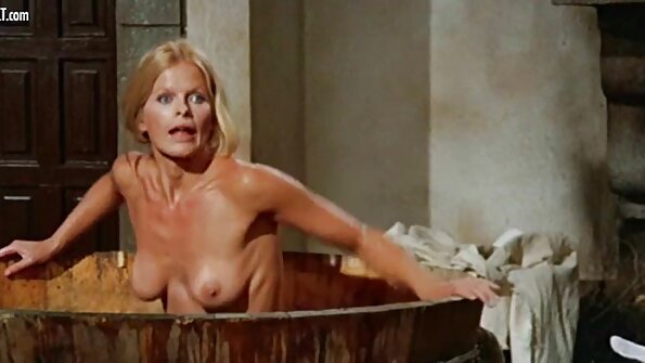 A cah wadon karo gedhe susu punika tancep dildo nang dheweke udan pus