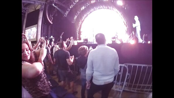 A pirang wulu karo seksi cunt iki njupuk bokong bajingan ing amben