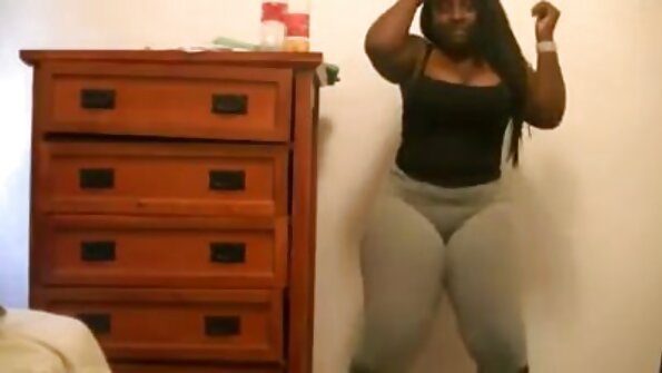 A pelacur seksi sing wis cukur pus njupuk kontol ing dheweke tutuk