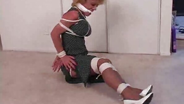 Pirang lesbian sing mengkono njijiki iku siji liyane ing sofa