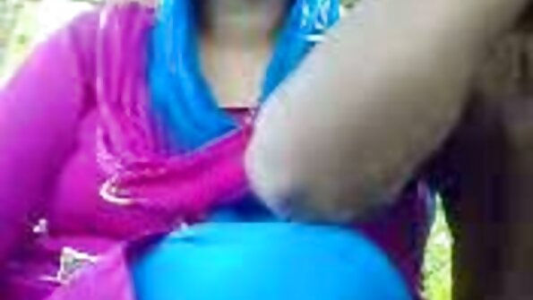 A amba bokong brunette karo becik cilik rak iki njupuk dheweke cunt kabungkus