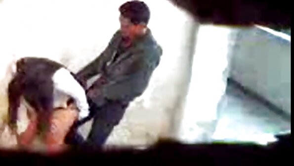 A cheerleader ireng njupuk dheweke pus penetrated ing sofa