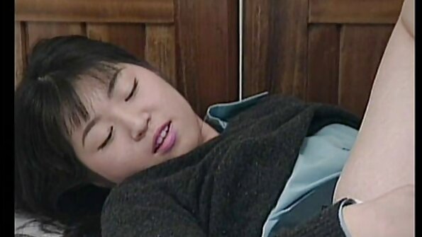 A kontol ireng ngusapake ing brunette karo gedhe ease ing sofa