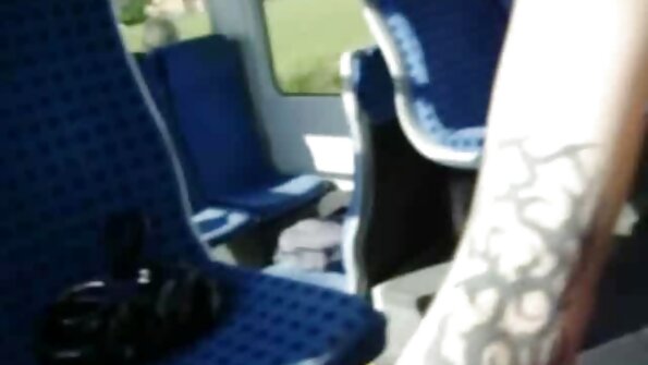 A brunette kene kanggo duwe interracial jinis cedhak kamera