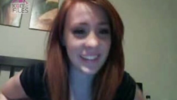 A brunette panggonan sing dildo liwat dheweke sensitif klitoris ing amben