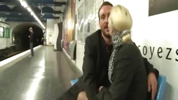 A brunette nuduhake kita carane akeh dheweke tresna mani ing pasuryan nalika ngisep