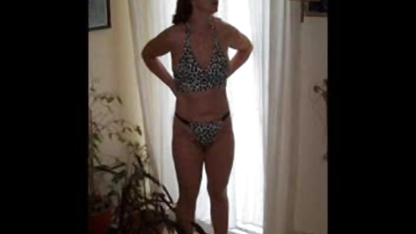 A prawan semok karo bokong seksi bajingan ing sofa lan dheweke bokong bouncing