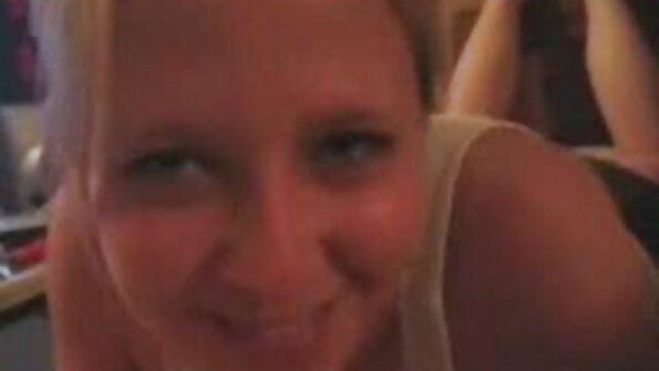 Wong wadon semok kurang ajar jejere peralatan gym ing pemandangan iki