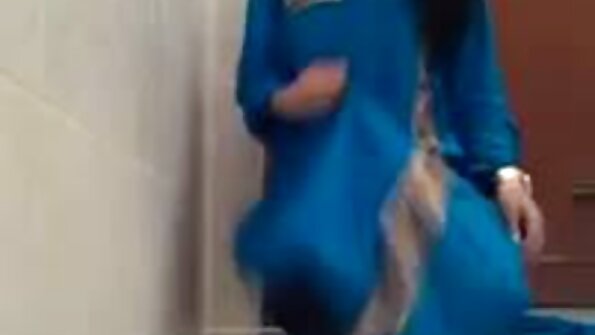 A Latina karo mata biru ngambung kontol ing sudut pandang video