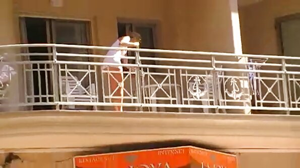 A Pasangan saka blonde ing sofa, kurang ajar saben liyane tenan uga