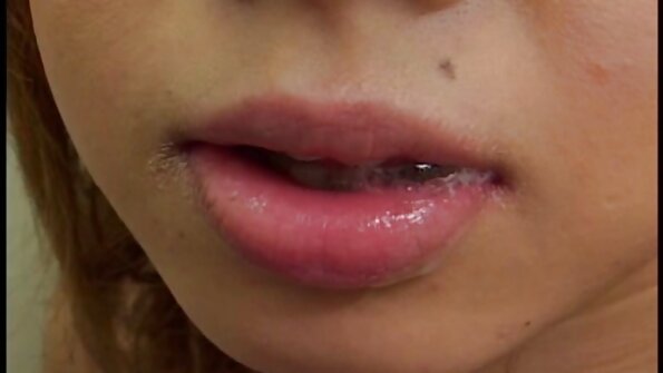 Brunettes massive palsu susu katon mlumpat minangka dheweke nitih pitik jago